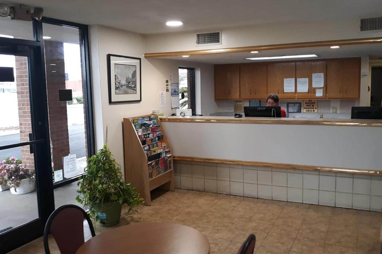 Super Value Inn 瓦尔多斯塔 外观 照片