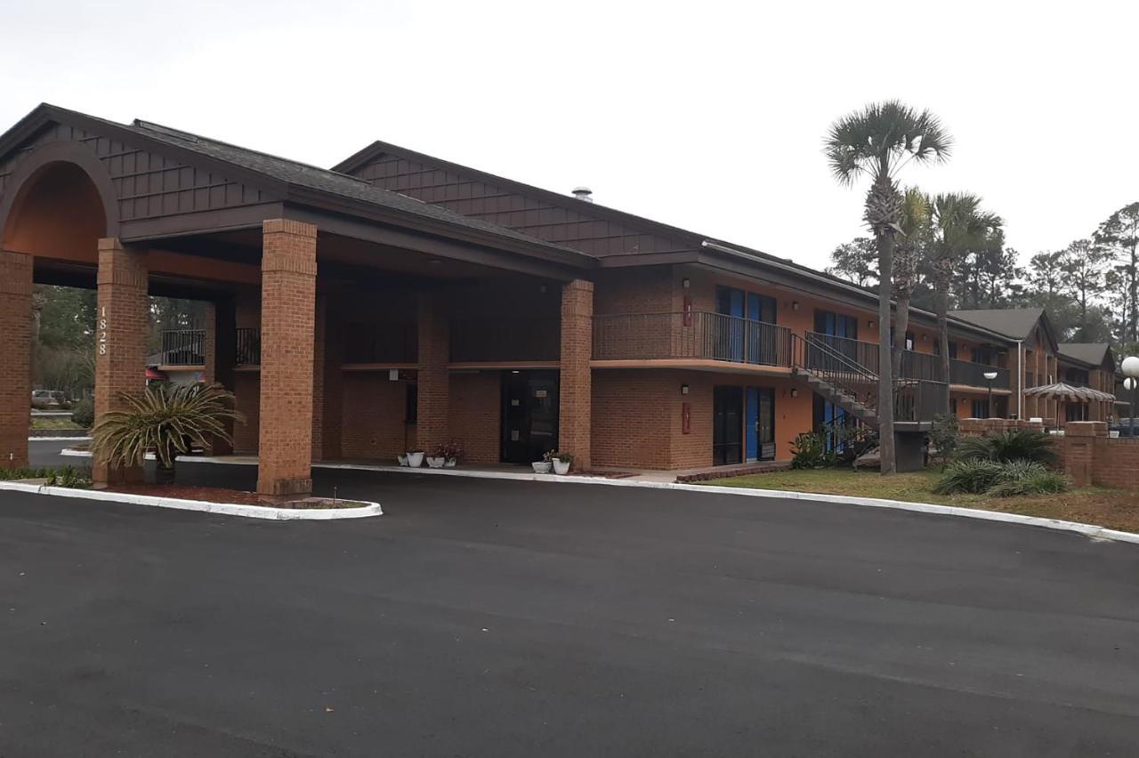 Super Value Inn 瓦尔多斯塔 外观 照片