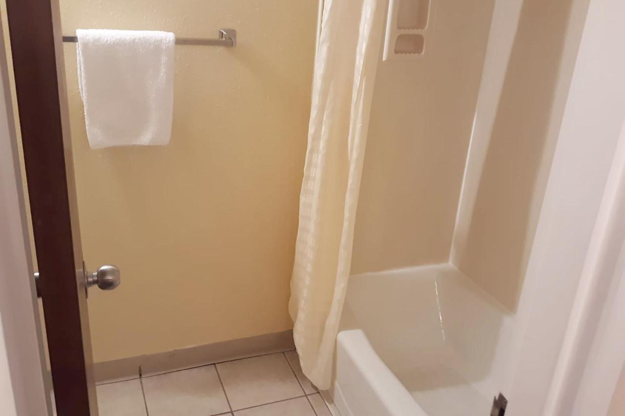 Super Value Inn 瓦尔多斯塔 外观 照片