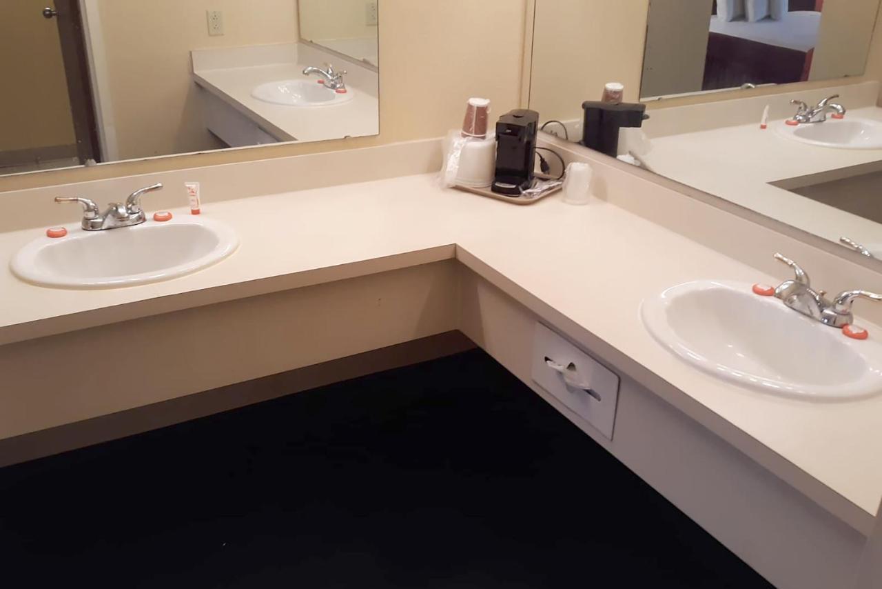 Super Value Inn 瓦尔多斯塔 外观 照片