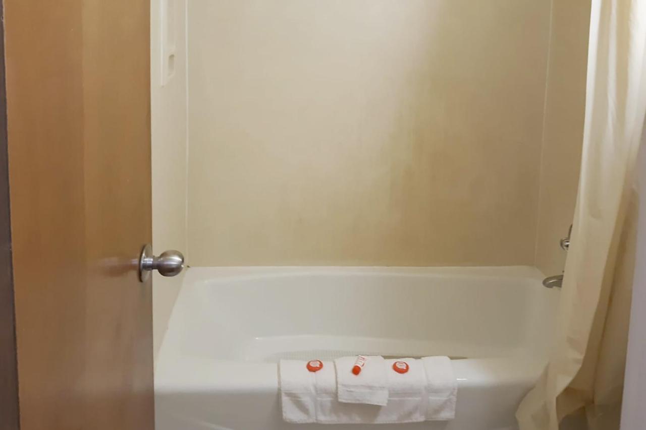 Super Value Inn 瓦尔多斯塔 外观 照片